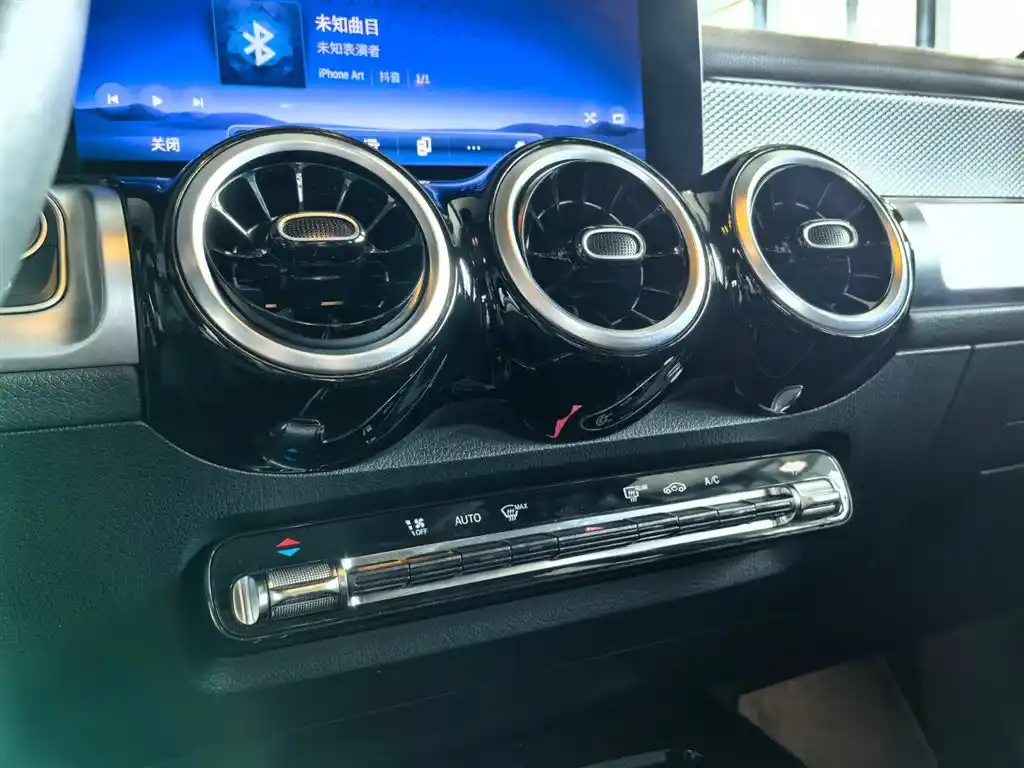MERCEDES BENZ GLB 2024