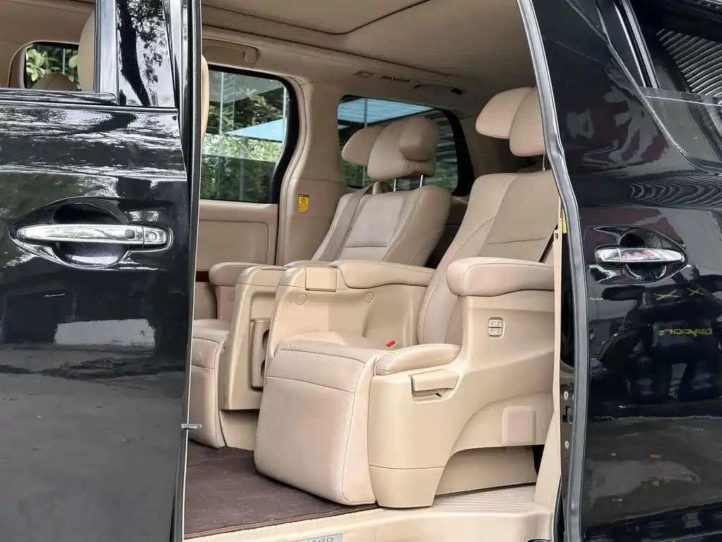 TOYOTA ALPHARD 2011