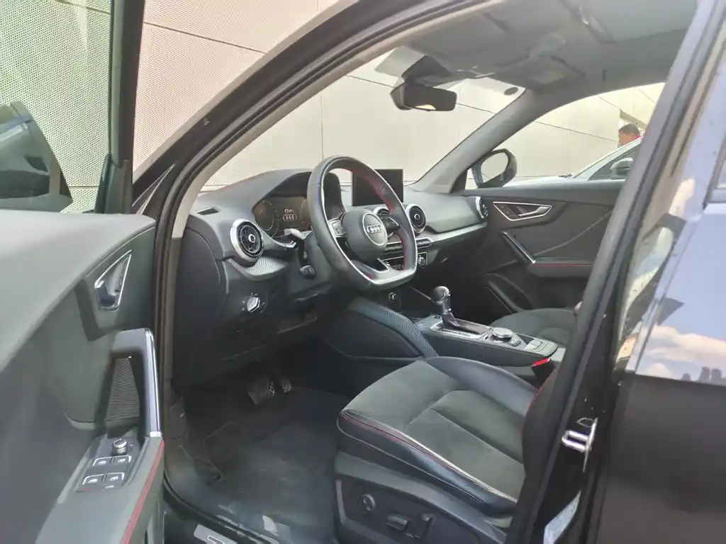 AUDI Q2L 2024