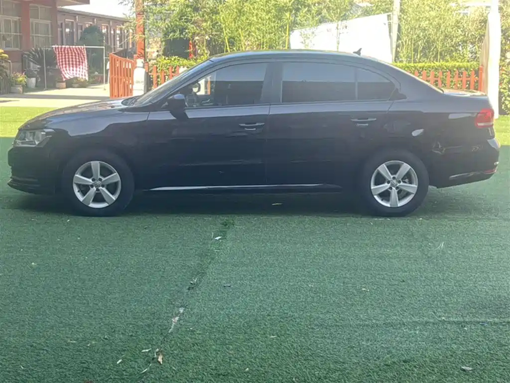 VOLKSWAGEN LAVIDA 2015