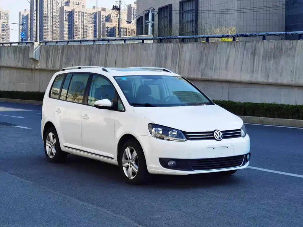 VOLKSWAGEN TOURAN 2015