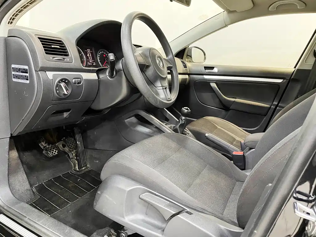 VOLKSWAGEN SAGITAR 2011