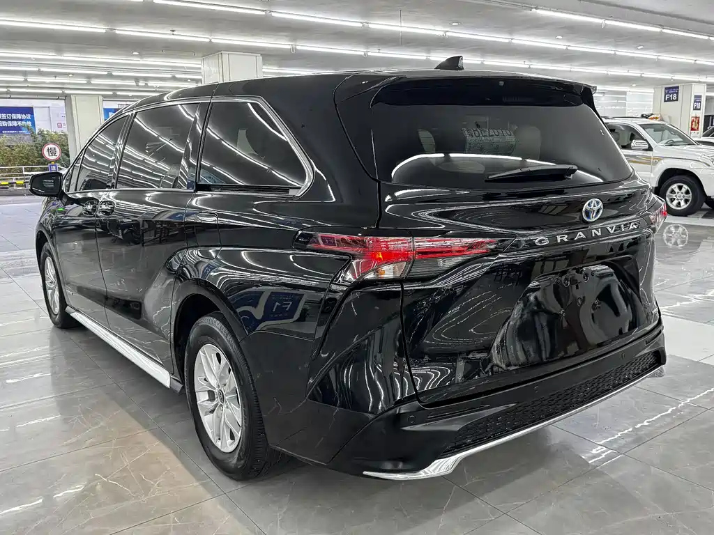 TOYOTA GRANVIA 2024