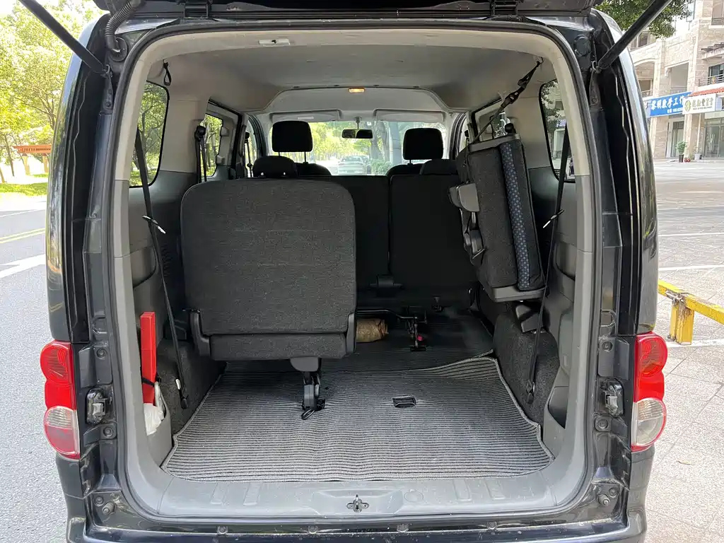 NISSAN NV200 2013