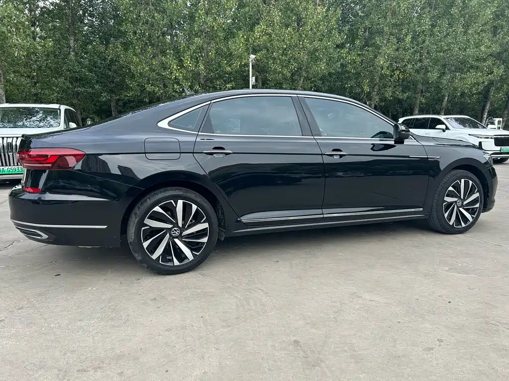 VOLKSWAGEN PASSAT 2024