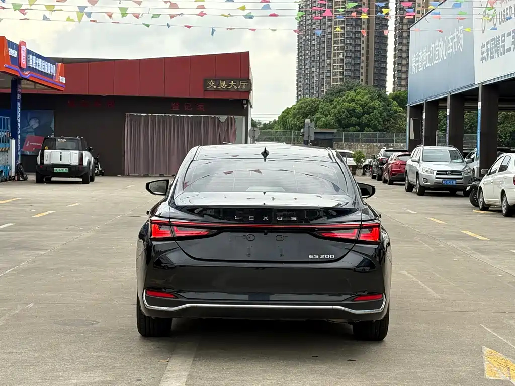 LEXUS ES 2025