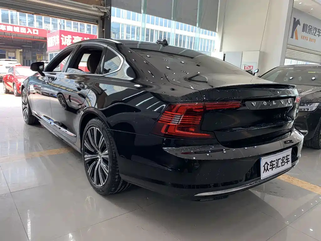 VOLVO S90 2023