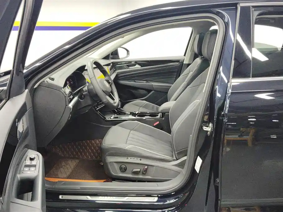 VOLKSWAGEN PASSAT 2024