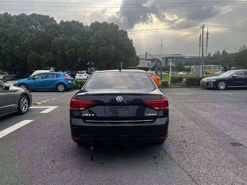 VOLKSWAGEN LAVIDA 2016