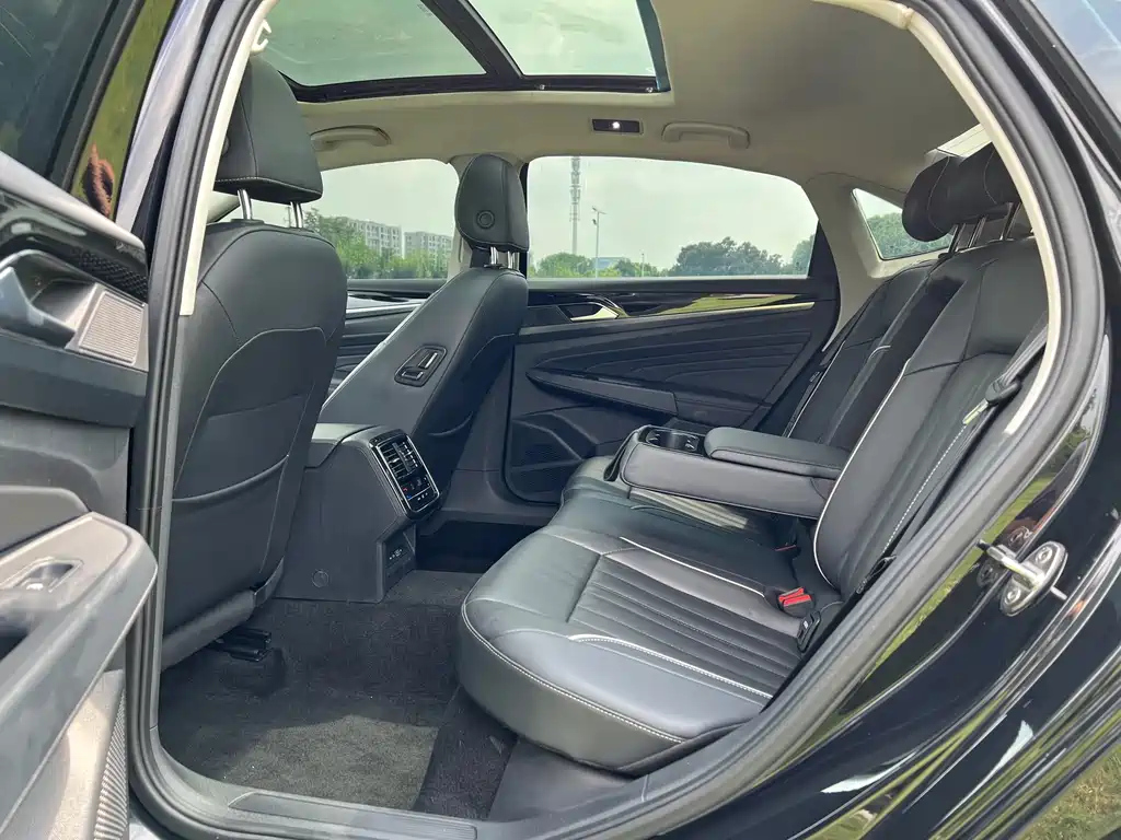 VOLKSWAGEN PASSAT 2023