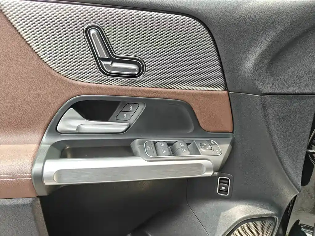 MERCEDES BENZ GLB 2023