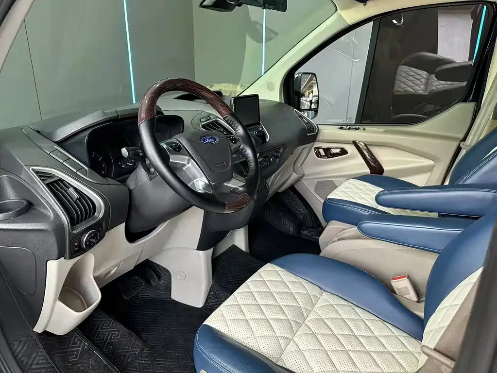 FORD TOUREO 2020