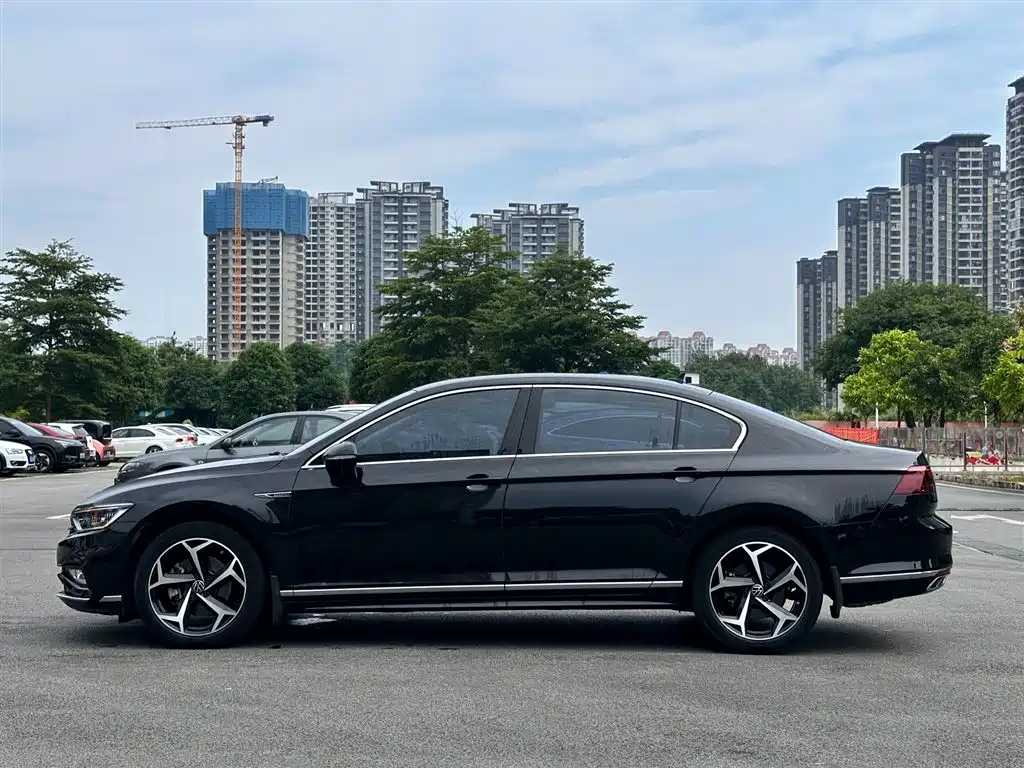 VOLKSWAGEN MAGOTAN 2023