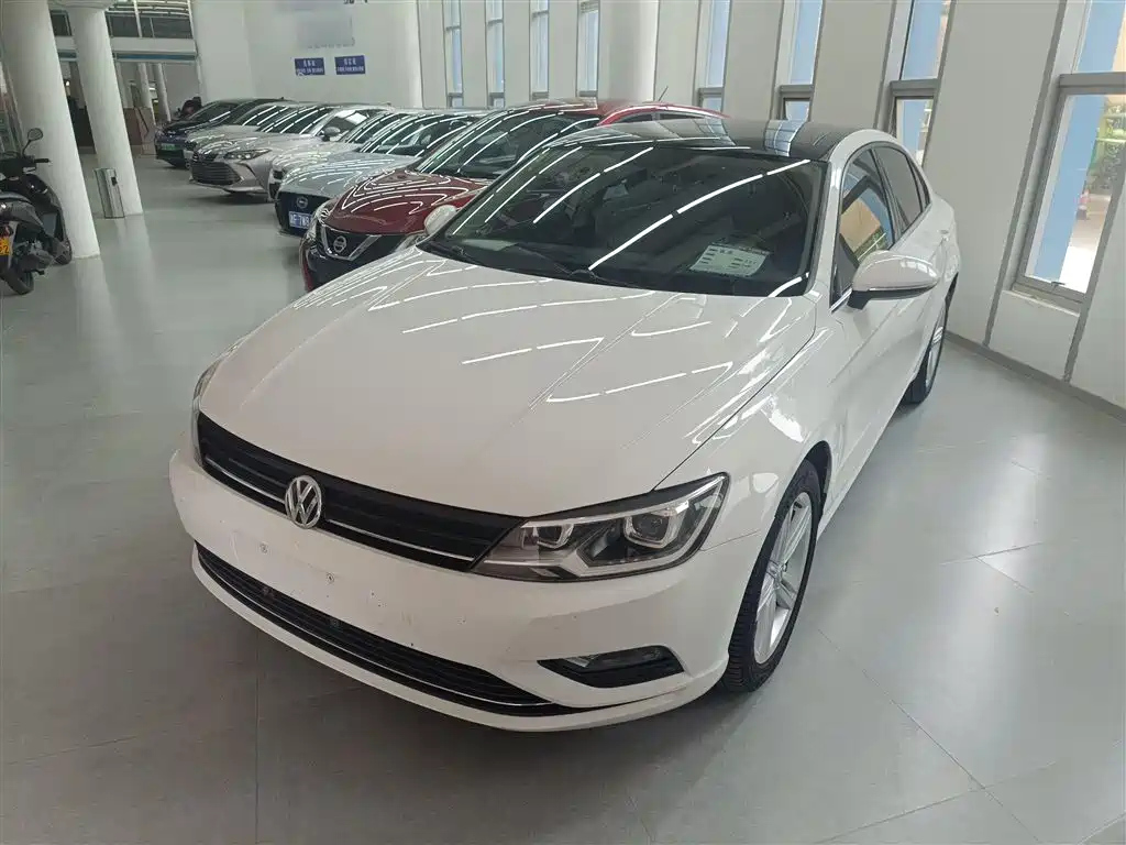VOLKSWAGEN LAMANDO 2015