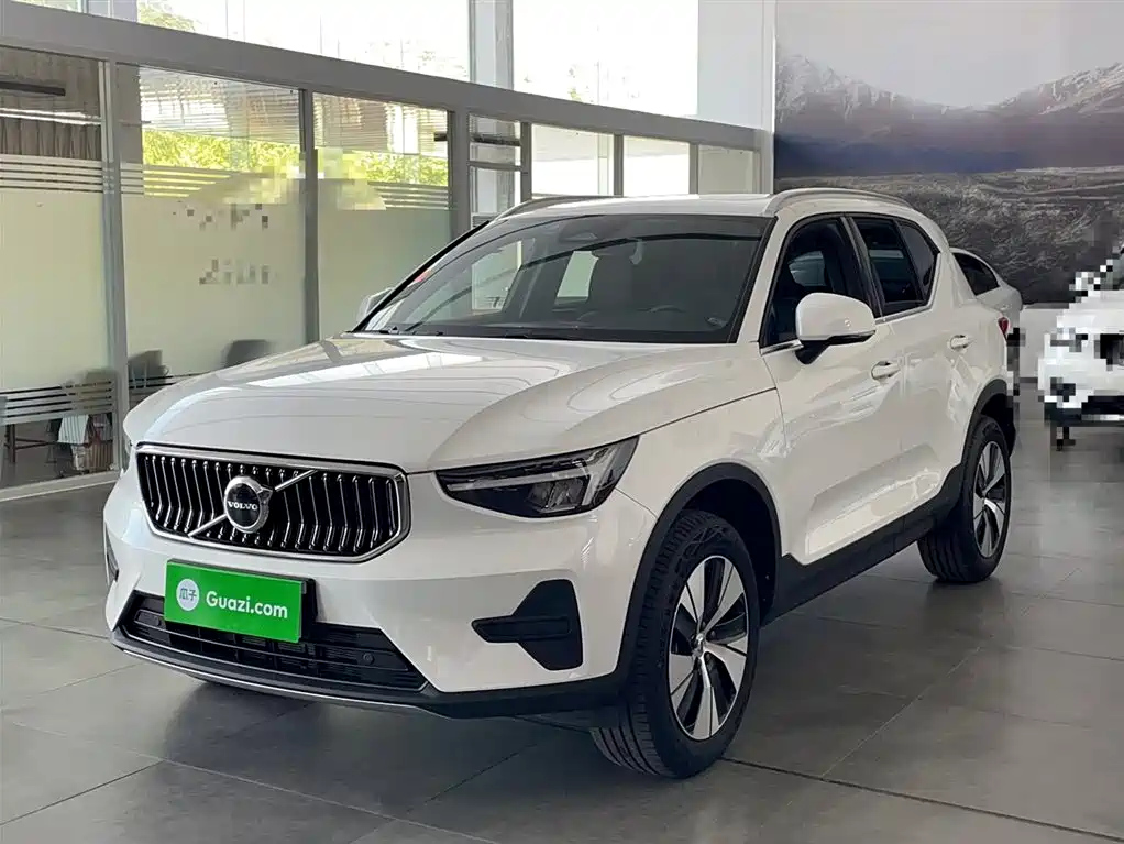 VOLVO XC40 2024