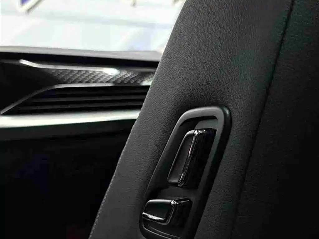 VOLKSWAGEN PASSAT 2023