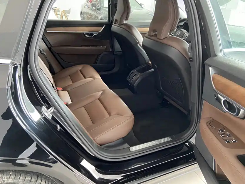 VOLVO S90 2023