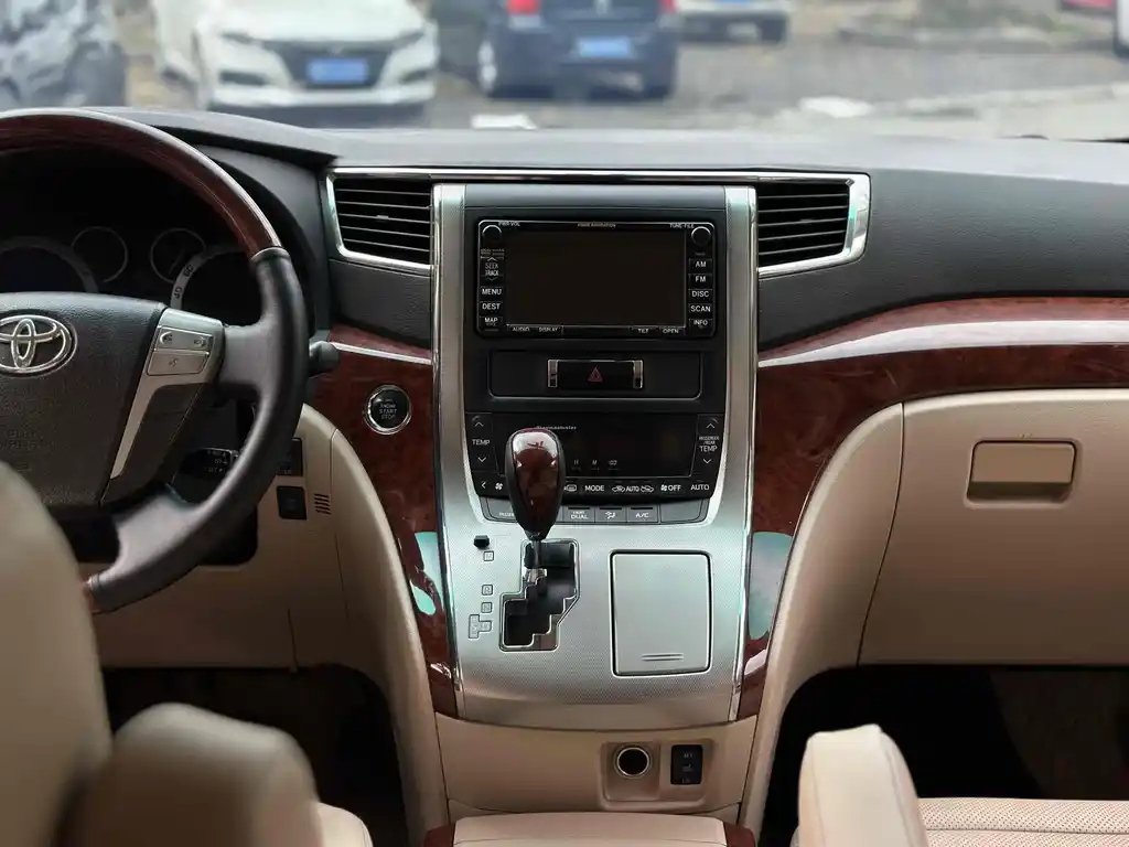 TOYOTA ALPHARD 2011