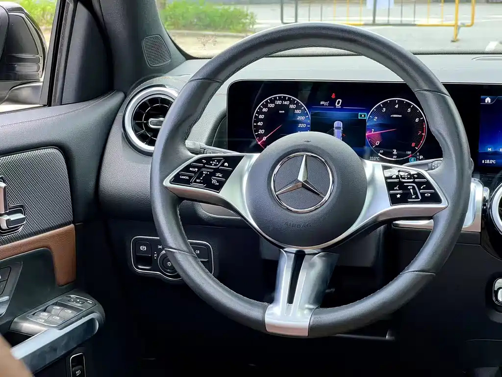 MERCEDES BENZ GLB 2024