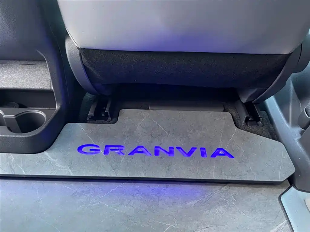 TOYOTA GRANVIA 2024