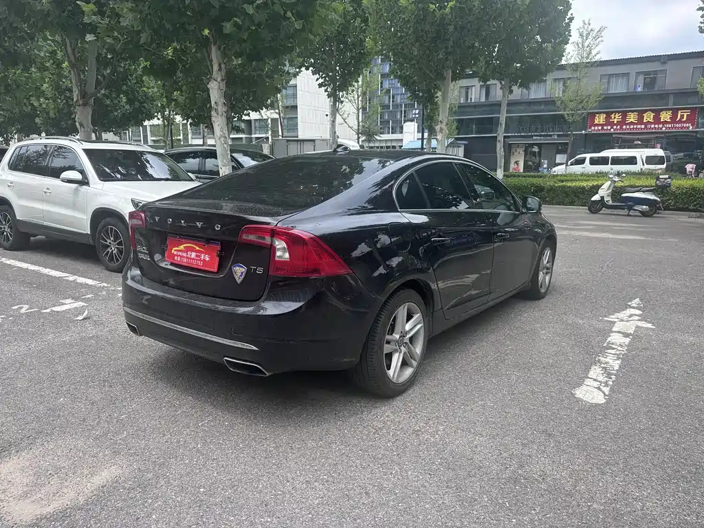 VOLVO S60 2015