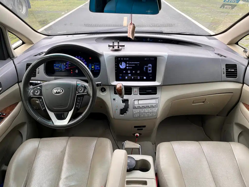 BYD M6 2015