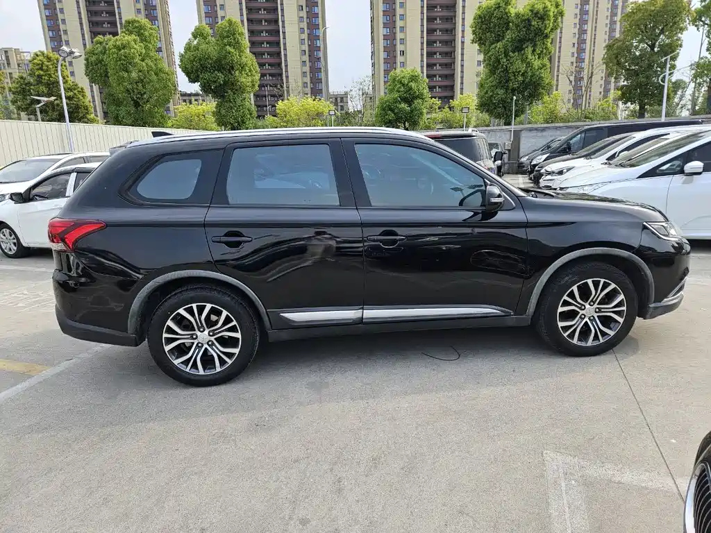 MITSUBISHI OUTLANDER 2017