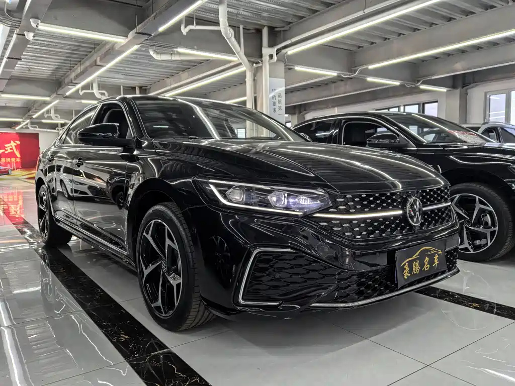 VOLKSWAGEN PASSAT 2024