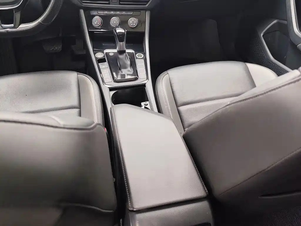 VOLKSWAGEN SAGITAR 2022