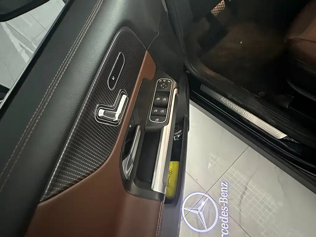 MERCEDES BENZ GLB 2023