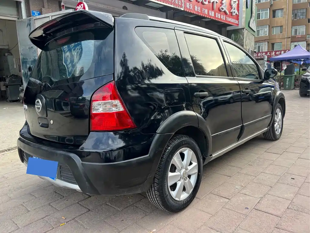 NISSAN LIVINA 2010