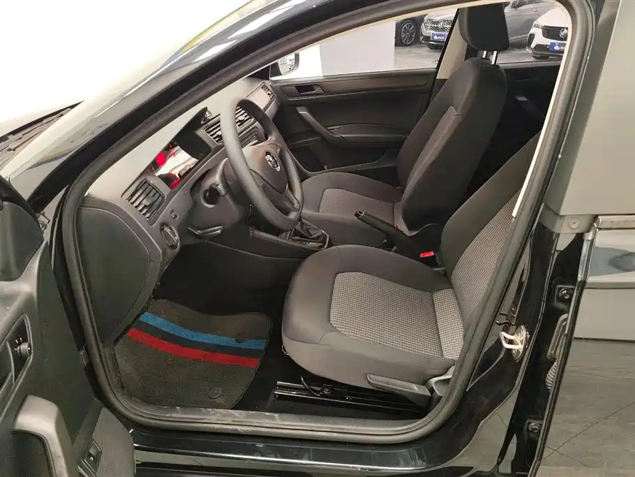 VOLKSWAGEN SANTANA 2019