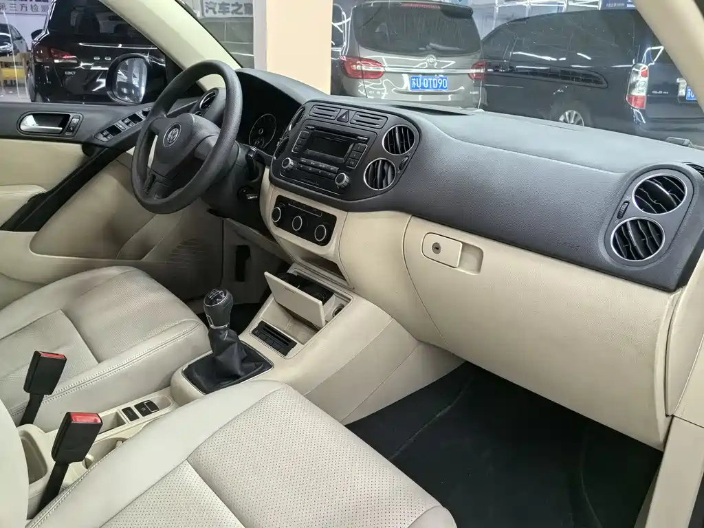 VOLKSWAGEN TIGUAN 2012
