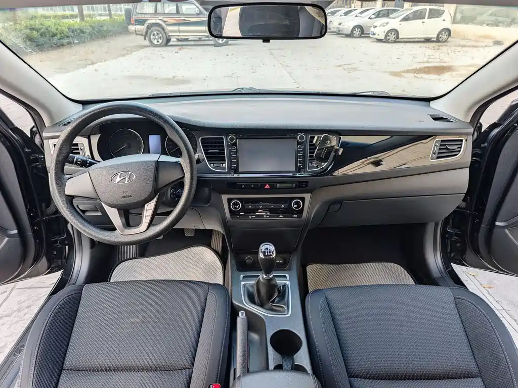 HYUNDAI MISTRA 2014
