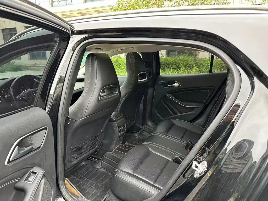 MERCEDES BENZ GLA 2015