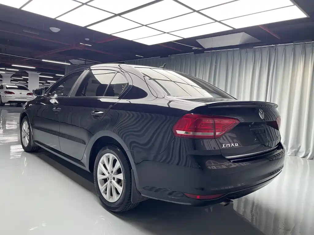 VOLKSWAGEN LAVIDA 2015