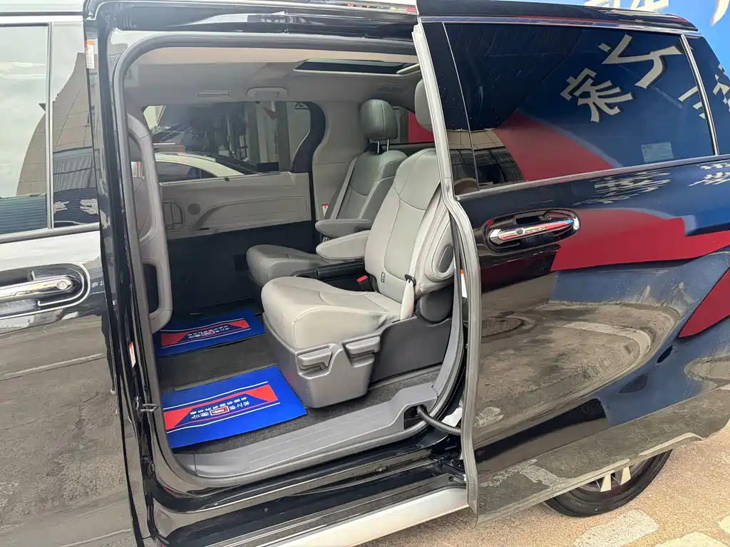 TOYOTA GRANVIA 2024