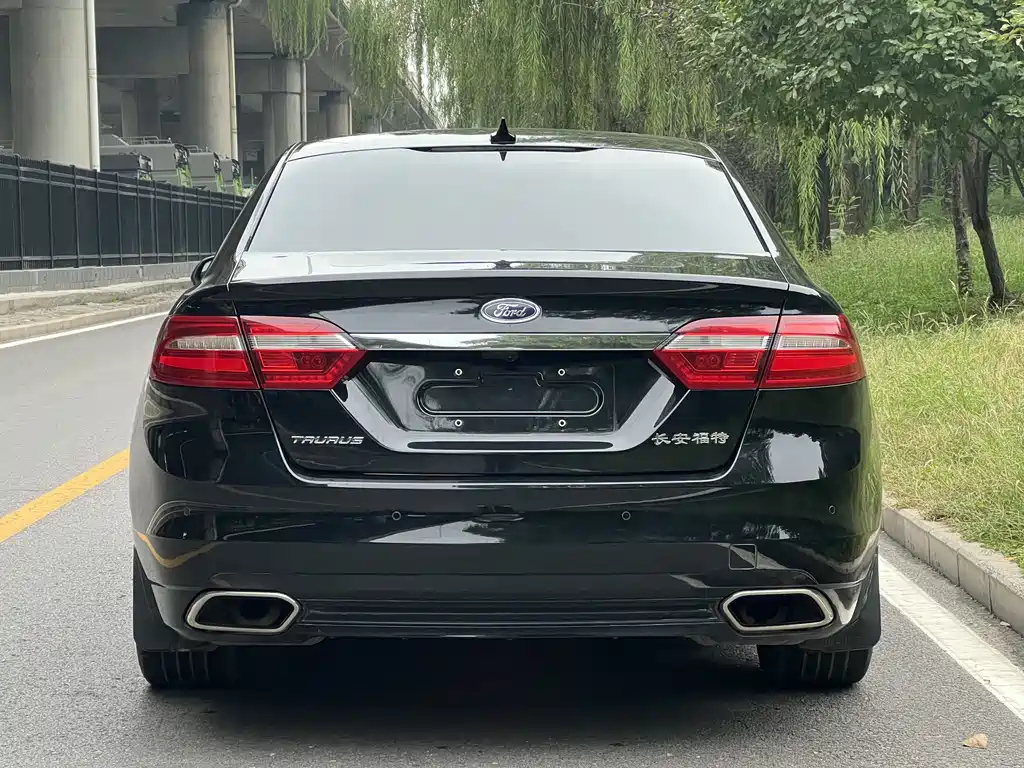 FORD TAURUS 2017