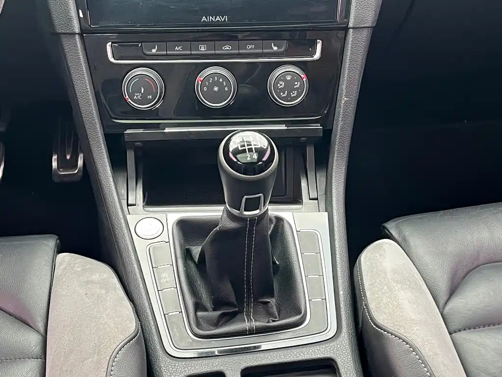 VOLKSWAGEN GOLF 2016