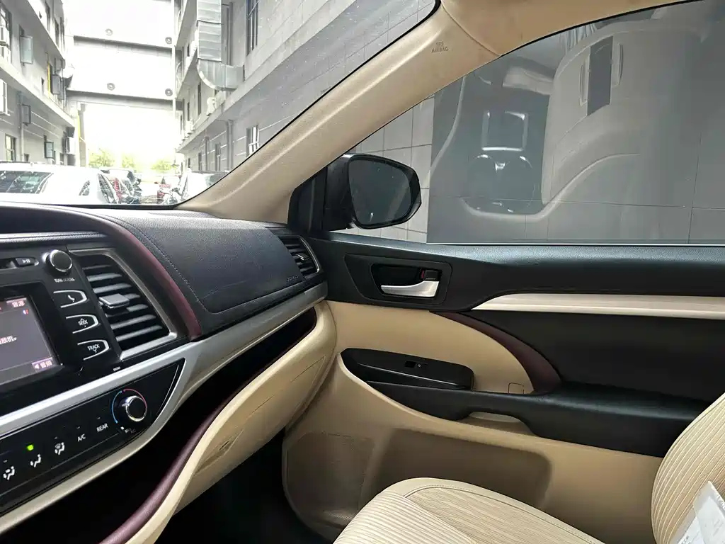 TOYOTA HIGHLANDER 2016