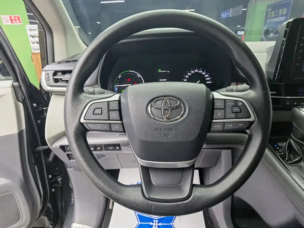 TOYOTA GRANVIA 2023