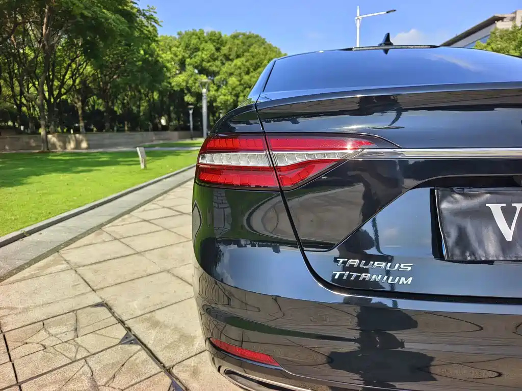 FORD TAURUS 2019