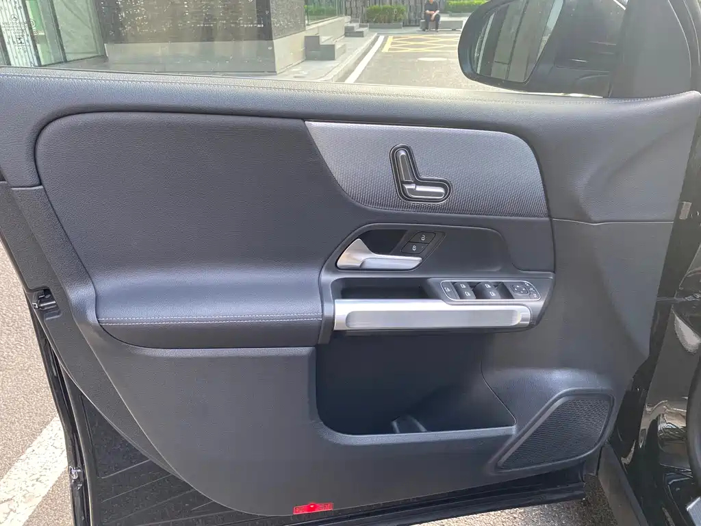 MERCEDES BENZ GLB 2023