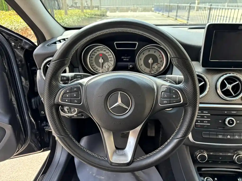 MERCEDES BENZ GLA 2016
