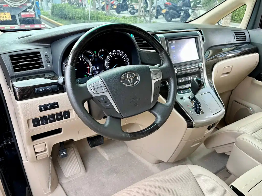 TOYOTA ALPHARD 2012