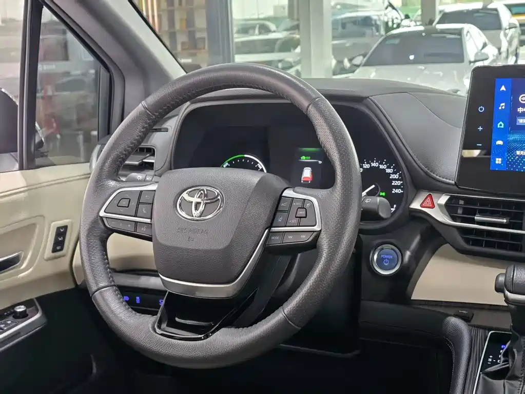TOYOTA GRANVIA 2023