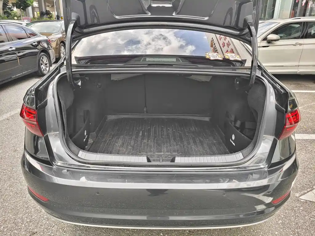 VOLKSWAGEN SAGITAR 2022
