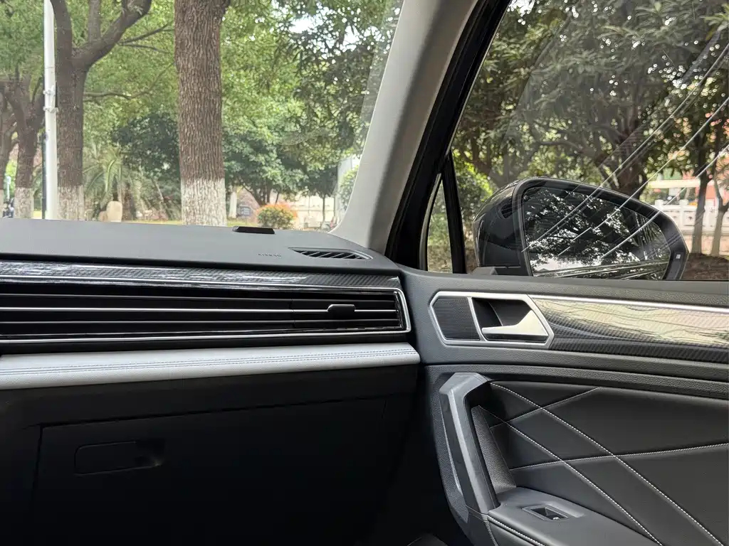 VOLKSWAGEN TIGUAN L 2024