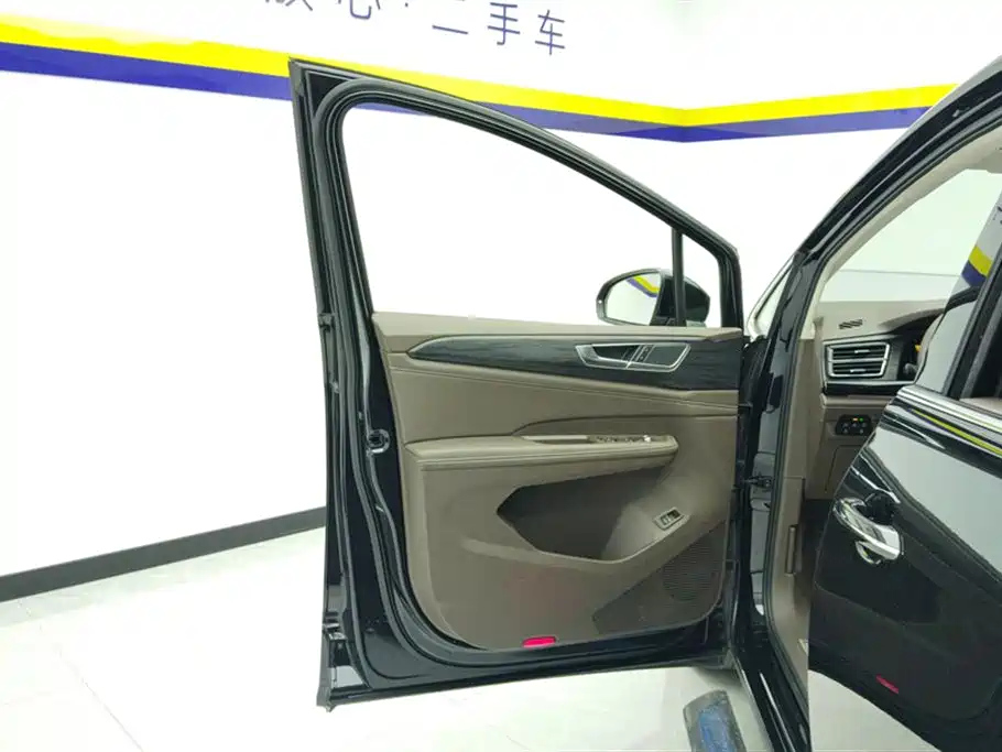 VOLKSWAGEN VILORAN 2022