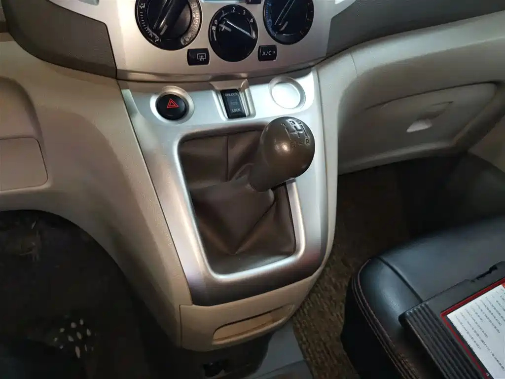 NISSAN NV200 2019